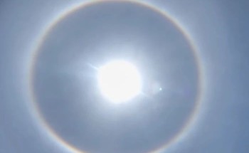 شاهد.. “الشمس المزروبة” تظهر في جازان بهالة ضوئية نادرة في السماء