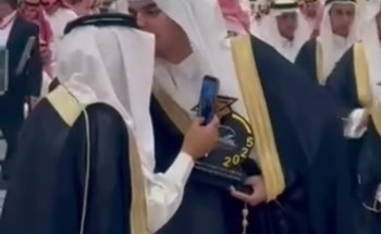 “”فرحان يكرّم فرحان”.. شاهد: خريج يقطع موكب تخرجه ليُقبّل رأس جده في حائل