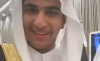 “لقطة مؤثرة” .. شاهد: “فرحان الخزيم” ينهمر بالبكاء أثناء تهنئة حفيده بالتخرج من مدارس المنار بحائل