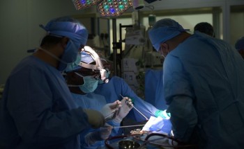 «تدخل جراحي دقيق» نجاح عملية  بتقنية الملاحة الجراحية ينهي معاناة حاج هندي من خشونة متقدمة وانزلاق غضروفي بطبية مكة