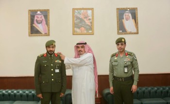 «محافظ وادي الدواسر» يُقلّد مدير شعبة متابعة الوافدين رتبته الجديدة