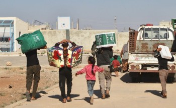 مركز الملك سلمان للإغاثة يوزع مساعدات غذائية وإيوائية للنازحين من السويداء إلى درعا
