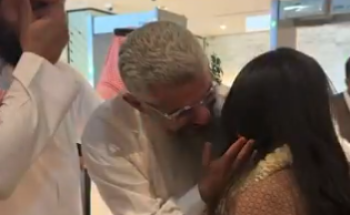 لقاء مؤثر.. بالفيديو: حميدان التركي يعانق أحفاده ويبكي ابنه تركي بعد 19 عامًا من الفراق