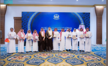 أمير الباحة يكرم طلاباً حققوا ميداليات عالمية وفريق «الحسام» الفائز بجائزة الأميرة صيتة