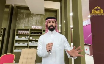 «ميكروفون بيمينه وتمرة بيساره».. بالفيديو.. الإعلامي يزيد السالم يخطف الأنظار في مهرجان الرطب بالجوف