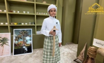 بين القهوة والتمور.. بالفيديو: طفل يروي حكاية الأرض والكرم بـ «الوزرة والعصابة»