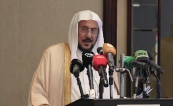 وزير الشؤون الإسلامية: يمنع تصوير الصلاة ونحث الأئمة على تجنب الرياء (فيديو)