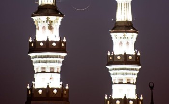 عانق الهلالُ الزهرةَ.. سماء الحدود الشمالية تحتفي بأولى ليالي رمضان بمشهد سماوي بديع