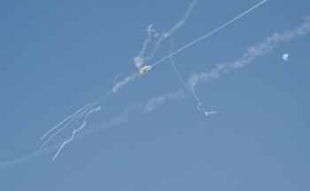 مسيّرات إيرانية تستهدف ميناء الدقم في عُمان.. وإصابة عامل