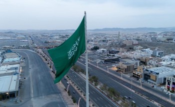 في يوم العلم.. أمانة مكة ترفع راية التوحيد على أعلى سارية بارتفاع 80 مترًا