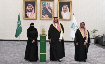 محافظ الطائف يكرم سناء الزهراني تقديراً لجهودها الإعلامية
