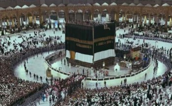 الكعبة المشرفة ترتدي كسوتها الجديدة في مشهد يجسد عناية المملكة ببيت الله الحرام