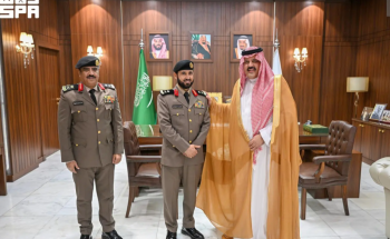 أمير حائل يُقلّد نائب مدير شرطة المنطقة رتبته الجديدة ويهنئ عددًا من الضباط المترقين