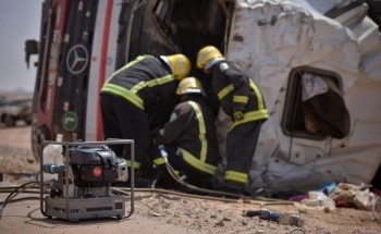 الدفاع المدني ينجح في فك احتجاز قائد ناقلة نفط انقلبت على طريق حائل