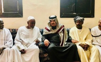 فيصل بن سلمان يعزي أسرة مقيم توفي أثناء محاولته إنقاذ طفل ووالديه من السيول