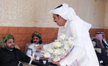 بلدية الريث تعايد المصلين في مركز عمود بالورود