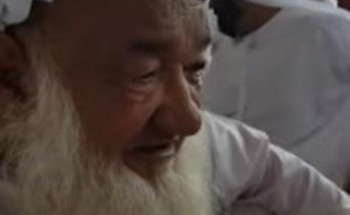 فيديو.. مُسن إماراتي يتزوج للمرة الثالثة من ثلاثينية وسط حضور كبير.. وهذه نصيحته للشباب