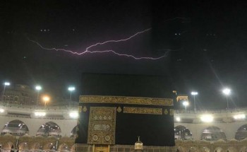 بالفيديو والصور.. تساقط مياه الأمطار على الكعبة المشرفة في مشهد بديع