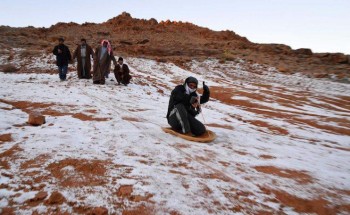 بالصور.. سعوديون يمارسون التزلّج على ثلوج تبوك.