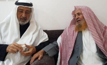 مواطنون يلتقطون صورتين مع معلمهم يفصل بينهما 40 عاما