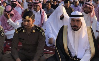 محافظ الحائط يؤدي صلاة عيد الأضحى مع جموع المصلين