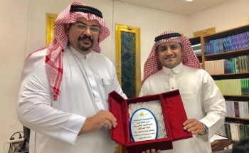 مدير مدرسة نموذجية سلمان الفارسي يكرم مدير المكتبة العامة بجدة