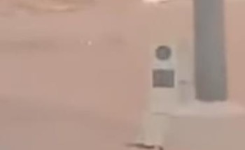 فيديو.. “ساهر” مخفي خلف عمود إنارة.. وجدل بين الناشطين حول نظامية ذلك