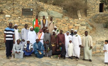 طلاب المنح في الجامعات يزورون قرية ذي عين التراثية