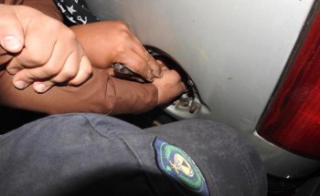 “مدني حائل” يُخرج يد قائد مركبة تعلقت في خزان وقودها