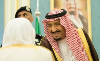 بالصور.. خادم الحرمين الشريفين يستقبل الأمراء والعلماء والمواطنين بقصر اليمامة