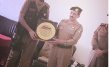 اللواء زايد الطويان  يكرم الملازم أول محمد بن طالب التيماني لتميزأداءه أثناء الحج 1439هـ