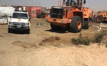 لجنة التعديات بمحافظة خميس مشيط تزيل بيوت عشوائية بطريق وادي بن هشبل