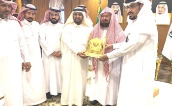 الشيخ عبدالرحمن السديس يستقبل أبناء شهداء الواجب وأبناء المتوفين من منسوبي تعليم