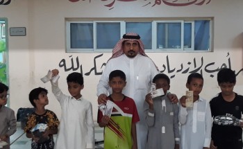 توزيع جائزة الانضباط اليومي بمدرسة الطاهرية