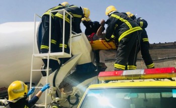 مدني بريدة ينقذ عامل احتجز بخلاط خرسانة جاهزة