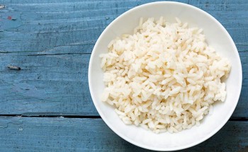 لهذا السبب لا ينبغي ترك الأرز المطهي خارج الثلاجة