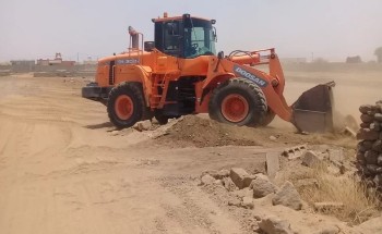 بلدية الساحل تزيل عدداً من التعديات بمركز الحريضة