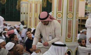 بالصور.. استقبال زوار المسجد النبوي بالبخور والطيب