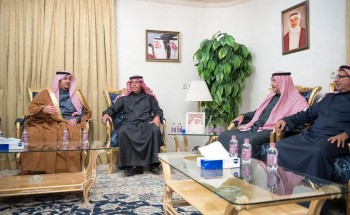 الأمير محمد بن عبدالرحمن يقدم واجب العزاء لأسرة السديري