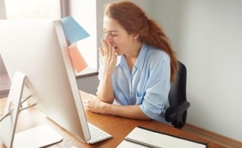 لماذا نشعر أحياناً بالنعاس خلال النهار على الرغم من النوم لساعات طويلة؟