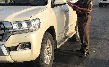 بالصور.. رجال المرور يوزعون الورود على الطلاب في أول أيام العام الدراسي الجديد