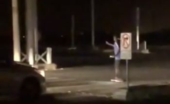 شاهد.. شبان يشاركون في تنظيم حركة المرور بجازان بعد انقطاع الكهرباء