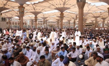 ضيوف الرحمن في مكة والمدينة يؤدون آخر جمعة من رمضان (صور)