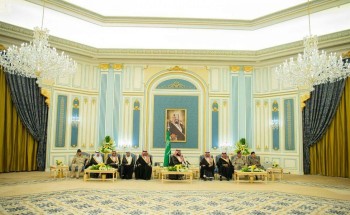 ولي العهد يلتقي عددًا من أسر شهداء الواجب