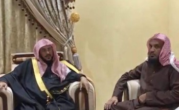 زاره بمنزله لتقديم واجب العزاء في لفتة أبوية غير مستغربة وزير الشؤون الإسلامية يواسي الشيخ العتيبي في وفاة والدته