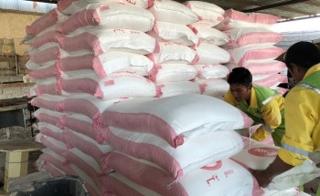 ضبط عمالة تحضر الخبز بطعم “الجبس” داخل حوش شعبي وتعرف على من توزعه