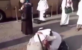 في مشهد مبكٍ.. الحج يجمع شقيقين سوريين تفرقا 7 سنوات بسبب الحرب في بلدهما (فيديو)