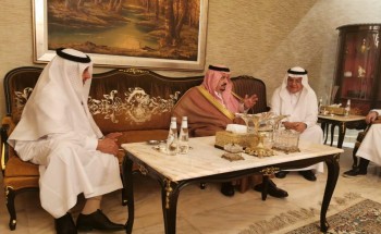 سمو أمير منطقة الرياض يقدم العزاء لأسرة الحبيب في وفاة والدتهم