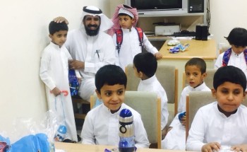 مدير تعليم الحائط يشارك الطابور الصباحي مع طلاب مدرسة الشق الإبتدائية