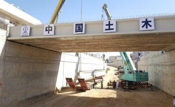 مواطن يذبح خروفين داخل نفق الفيصلية بنجران احتفالاً بإنجازه.. و”الأمانة” تعلّق ‎وتخالفه